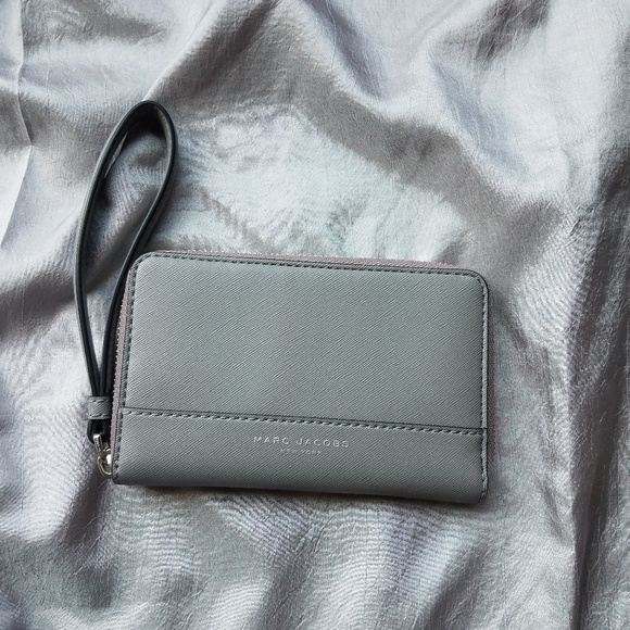 Marc Jacobs Handbags - NWT Marc Jacobs Wristlet